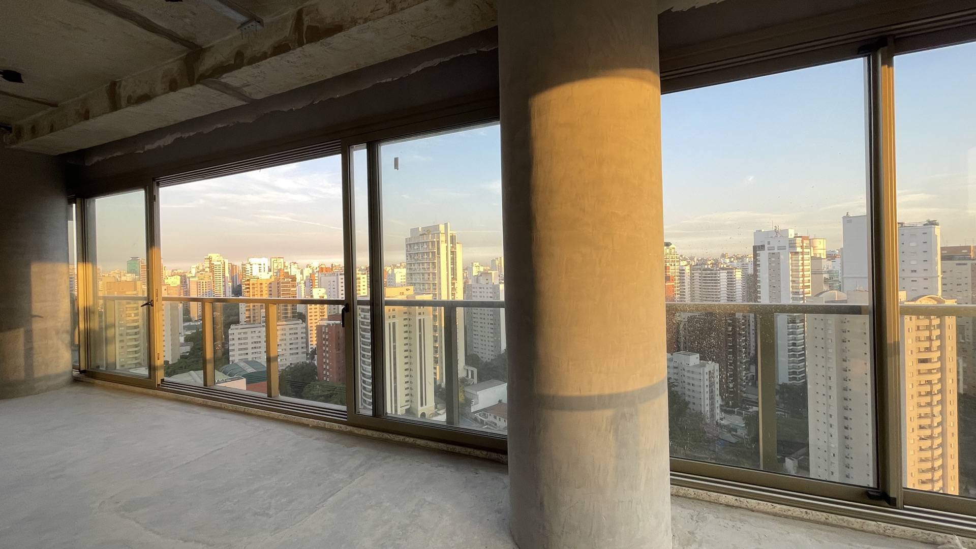 - Apartamento à venda com 358 m² com 4 suítes no The Frame no bairro Vila Nova Conceição.