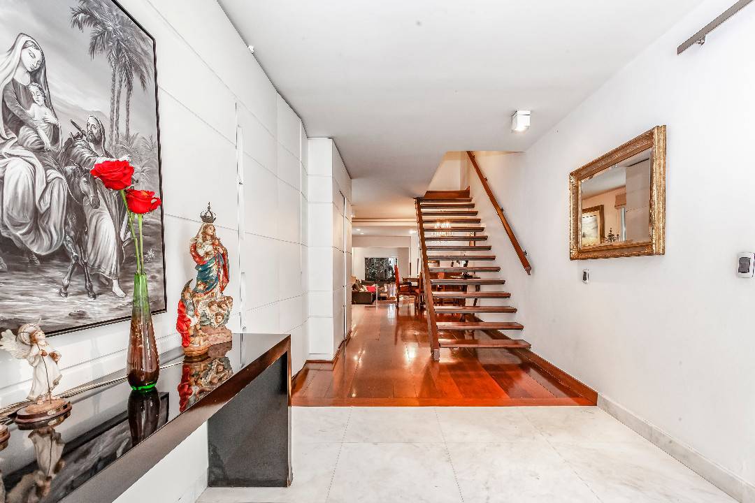 Casa com 300 m², 4 quartos sendo 3 suítes à venda no bairro Jardim Europa. - Andréa Vallis