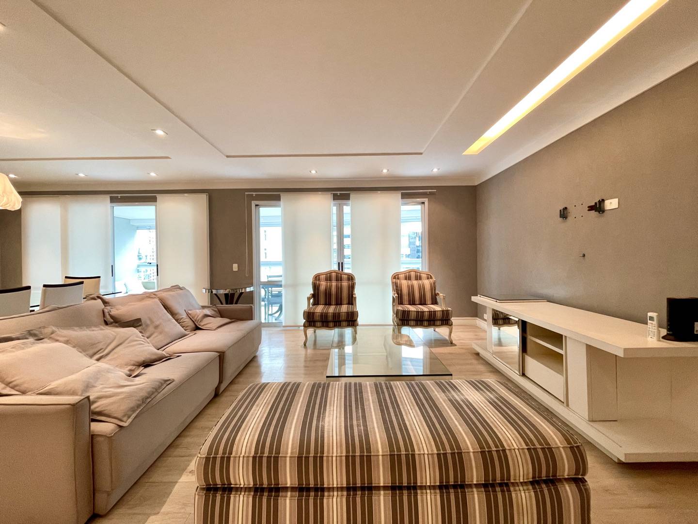 Apartamento com 201 m², 4 quartos sendo 3 suítes para alugar no bairro Itaim Bibi. - Andréa Vallis