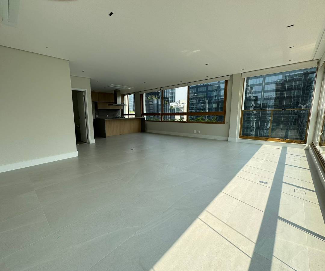 - Apartamento com 147 m², 3 quartos sendo 3 suítes para alugar no bairro Itaim Bibi.