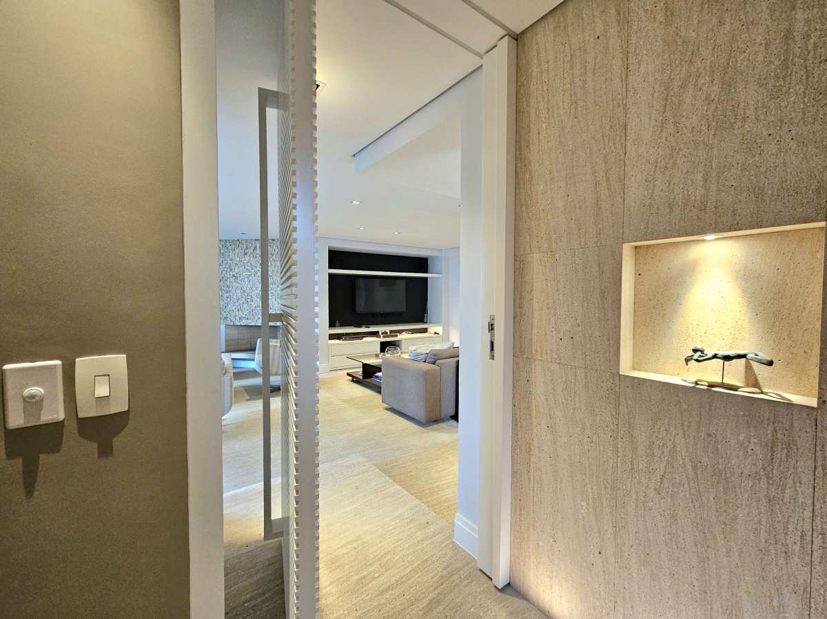 - Apartamento para locação no Itaim Bibi Totalmente mobiliado e decorado 163 m² - 2 suítes - 2 vagas livres