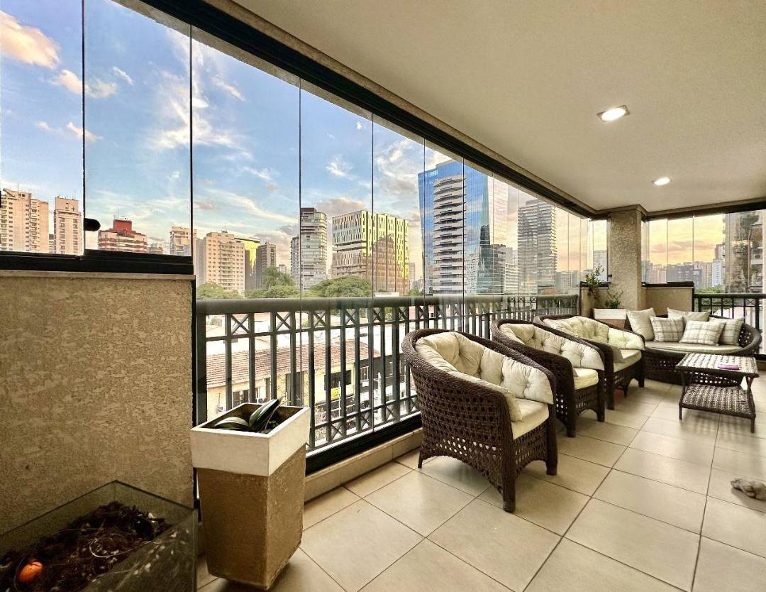 - Apartamento com 180 m², 3 quartos sendo 3 suítes à venda no bairro Vila Nova Conceição.