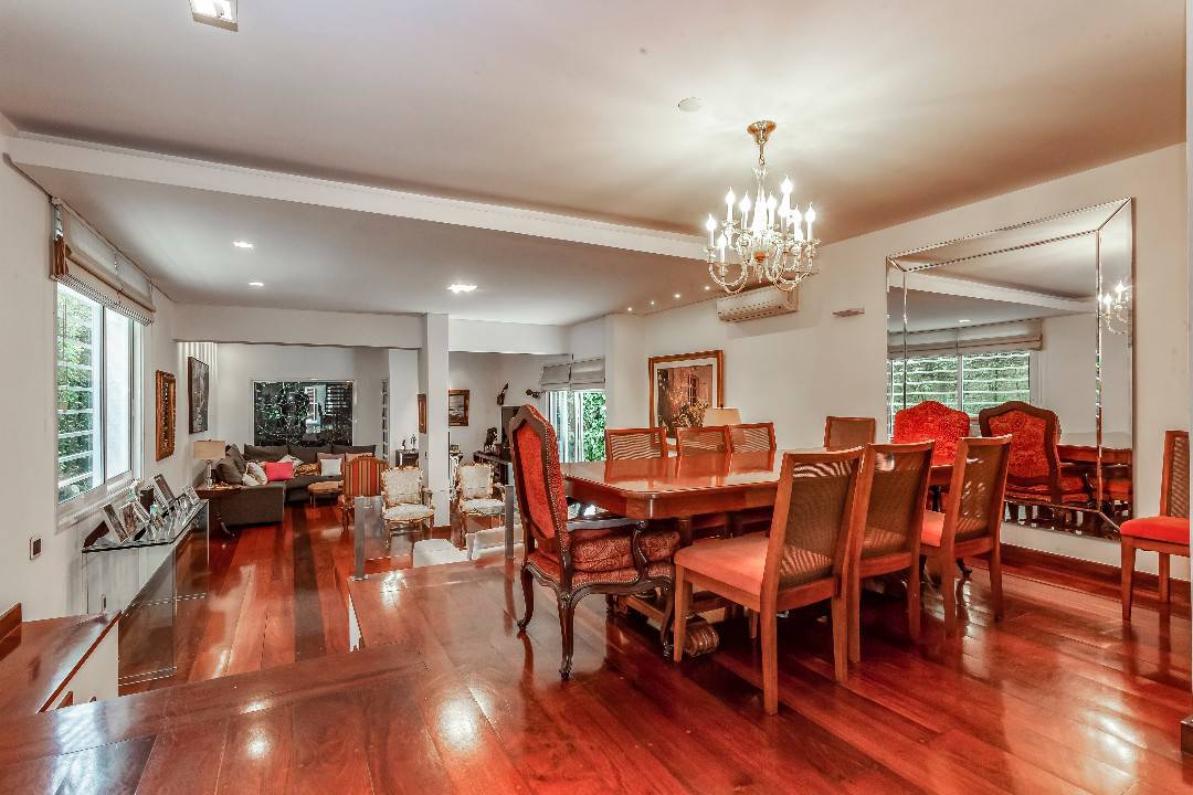 - Casa com 300 m², 4 quartos sendo 3 suítes à venda no bairro Jardim Europa.