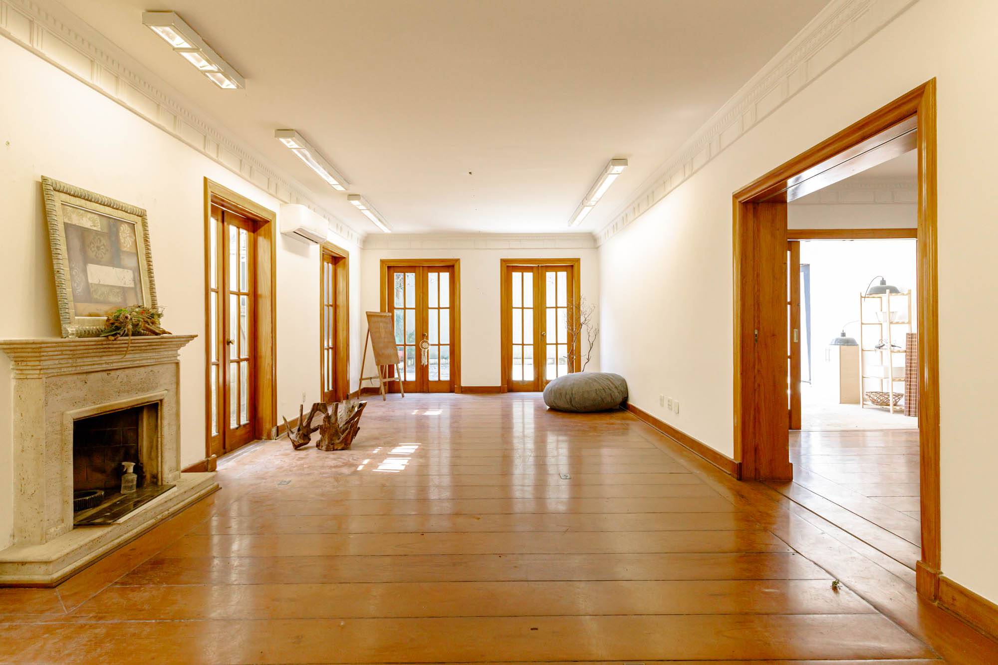 - Casa com 600 m², 4 quartos sendo 4 suítes à venda no bairro Jardim Paulista.