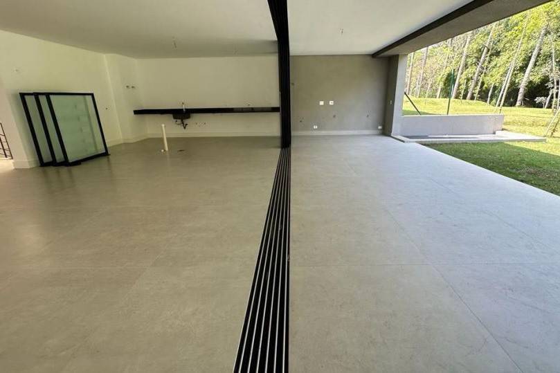 - Casa de condomínio com 828.66 m², 4 quartos sendo 4 suítes à venda no bairro Chácara Santo Antônio.