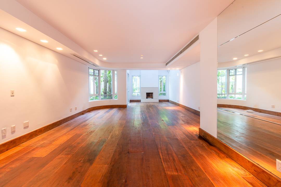 - Casa de condomínio com 910 m², 4 quartos sendo 4 suítes à venda no bairro Jardim Europa.