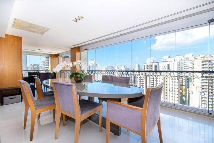 - Apartamento mobiliado com 293 m², 3 quartos sendo 2 suítes à venda no bairro Vila Nova Conceição.