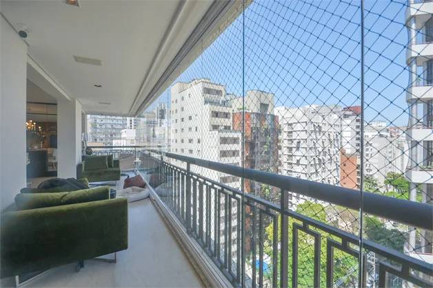 - Apartamento com 189m², 4 quartos sendo 3 suítes à venda no bairro Itaim Bibi.