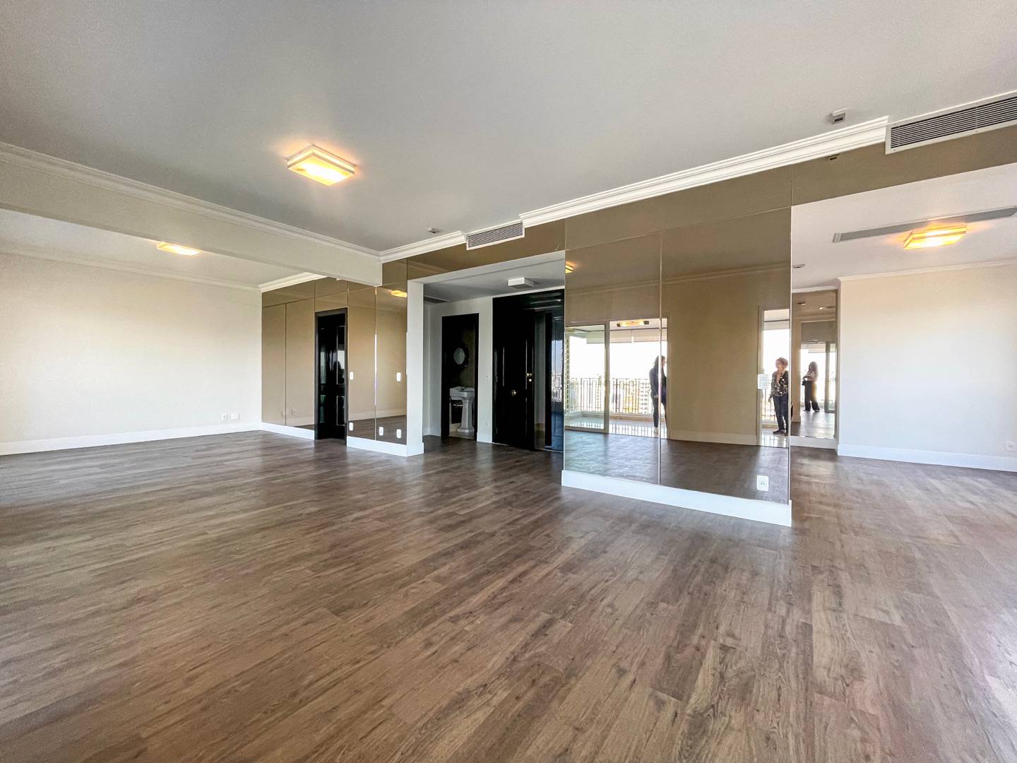 - Apartamento com 240m² 2 suítes para locação no maravilhoso Parque Cidade Jardim no bairro Vila Olímpia.