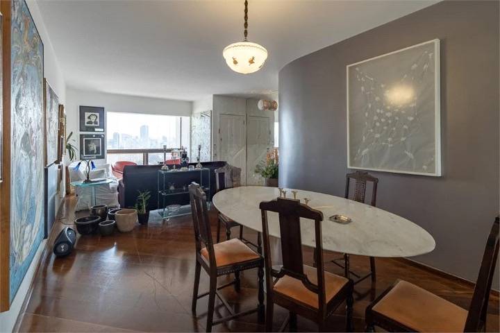 - Apartamento com 151 m² com 3 quartos à venda no bairro Vila Nova Conceição.