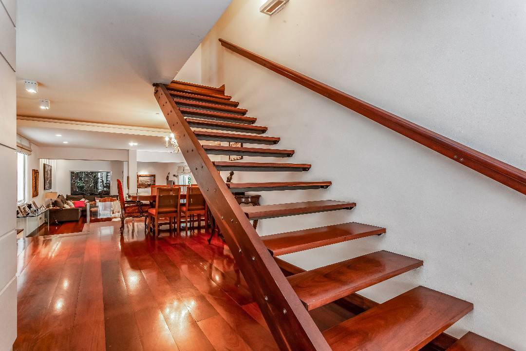 - Casa com 300 m², 4 quartos sendo 3 suítes à venda no bairro Jardim Europa.