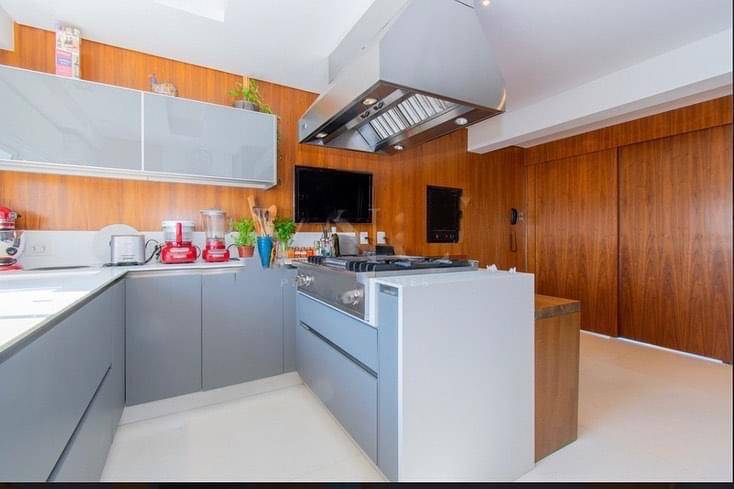 - Apartamento mobiliado com 293 m², 3 quartos sendo 2 suítes à venda no bairro Vila Nova Conceição.