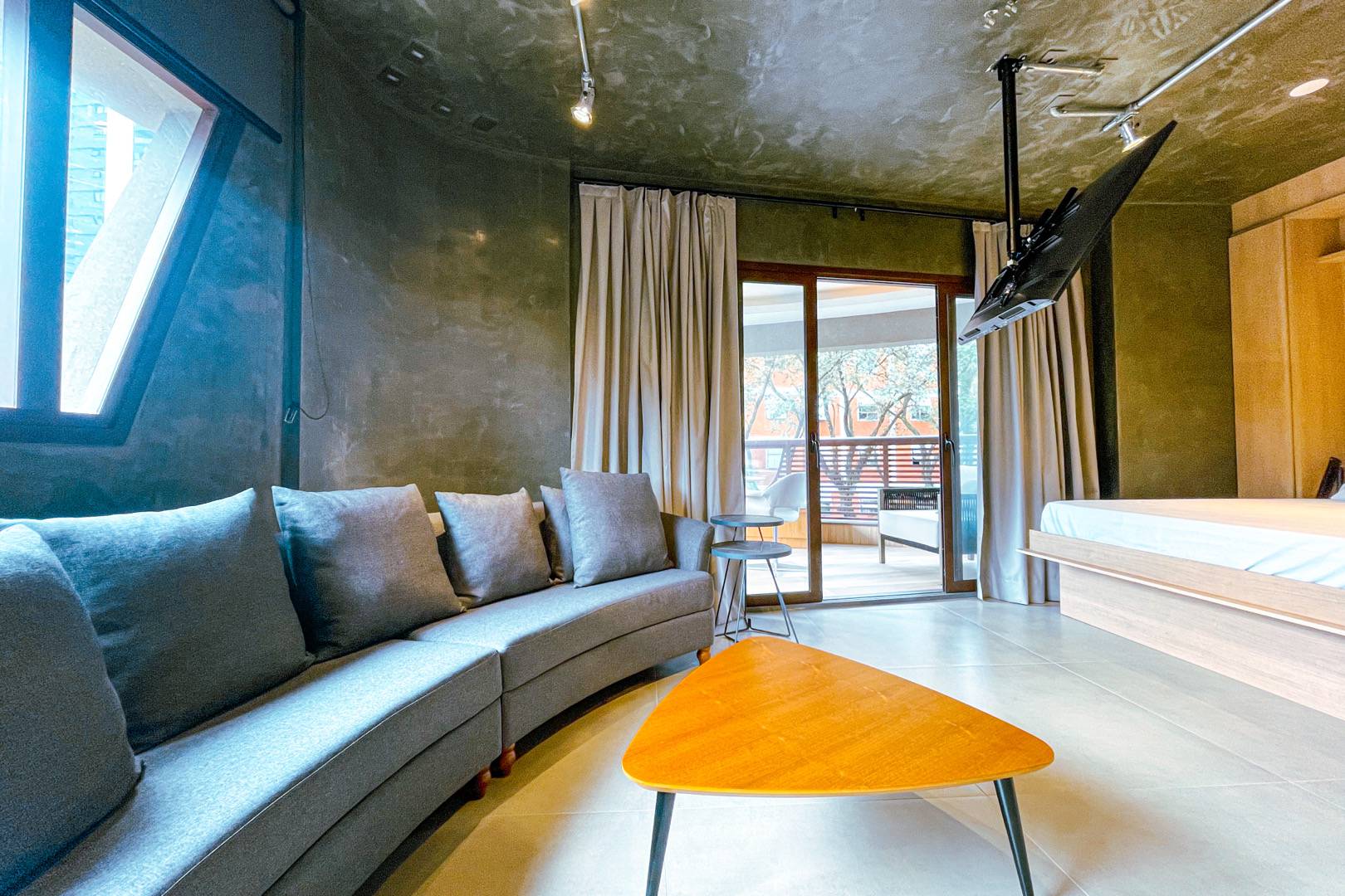 - Pininfarina Vila Olímpia, cheio de charme, sofisticado, com 46m2, ao lado da Av. Faria Lima e com 2 vagas.