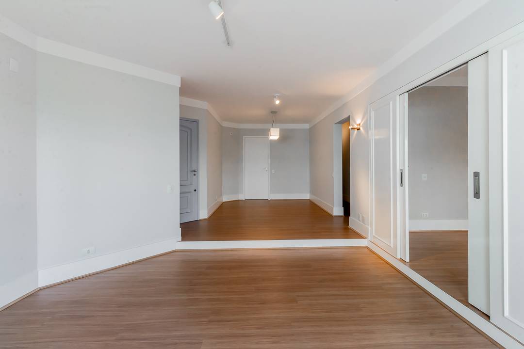 - Apartamento com 120 m², 2 quartos sendo 2 suítes à venda no bairro Moema.