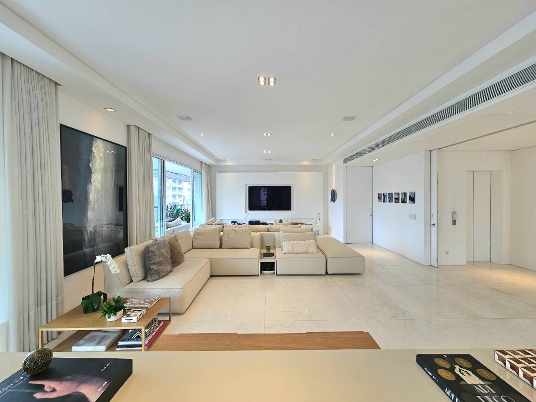 - Luxo e Conforto em Moema Fora de Rota – 400m² com 4 suítes, Varanda Gourmet e 5 Vagas Exclusivas à venda no bairro Moema Índios.