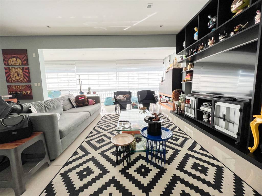 - Apartamento com 156 m², 3 quartos sendo 3 suítes à venda no bairro Itaim Bibi.