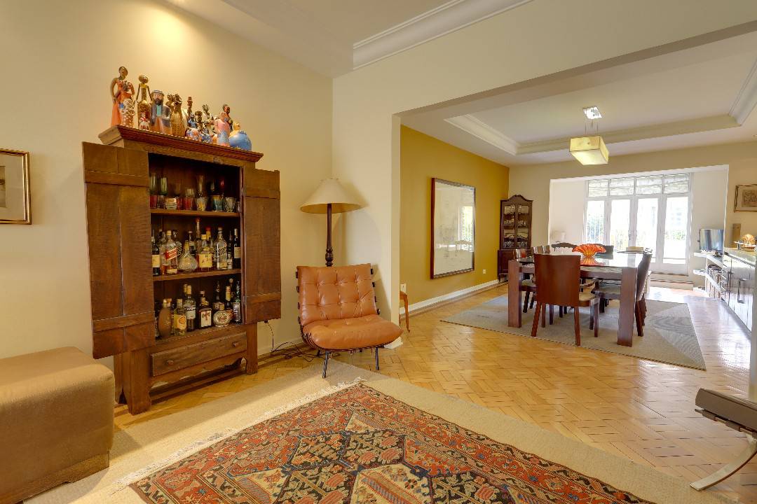 - Casa com 320 m², 4 quartos sendo 3 suítes à venda e locação no bairro Brooklin.