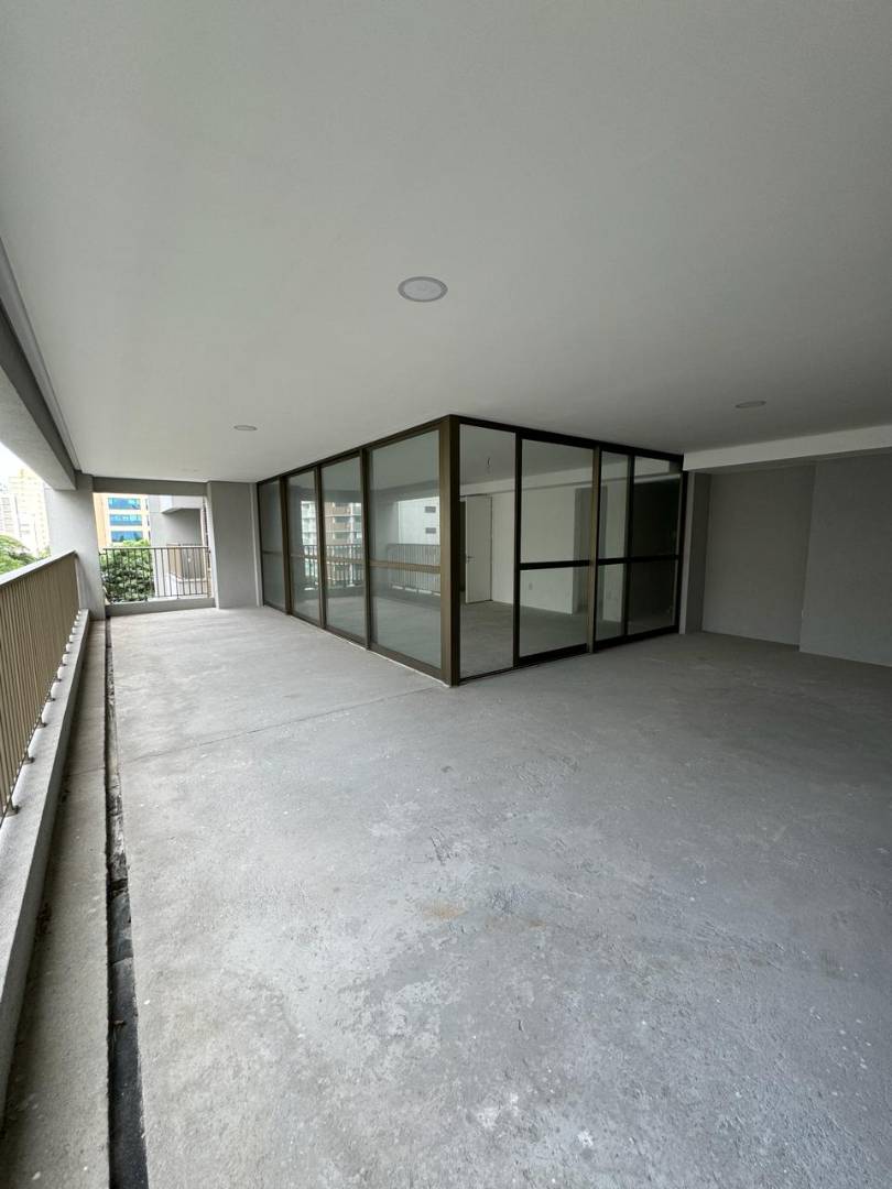 - Apartamento com 280 m², 3 quartos sendo 3 suítes à venda no bairro Moema.