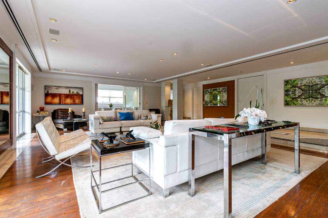 - Apartamento de Alto Luxo debruçado sobre o Parque Ibirapuera, 4 suítes e 6 vagas