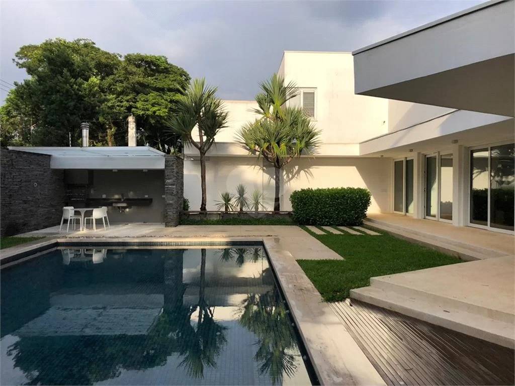 Casa com 650 m², 5 quartos sendo 2 suítes à venda no bairro Jardim Luzitânia a passos do Parque Ibirapuera - Andréa Vallis