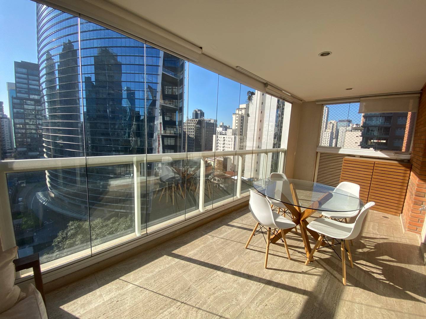 Apartamento com 92.5 m², 2 quartos sendo 2 suítes para alugar no bairro Itaim Bibi. - Andréa Vallis