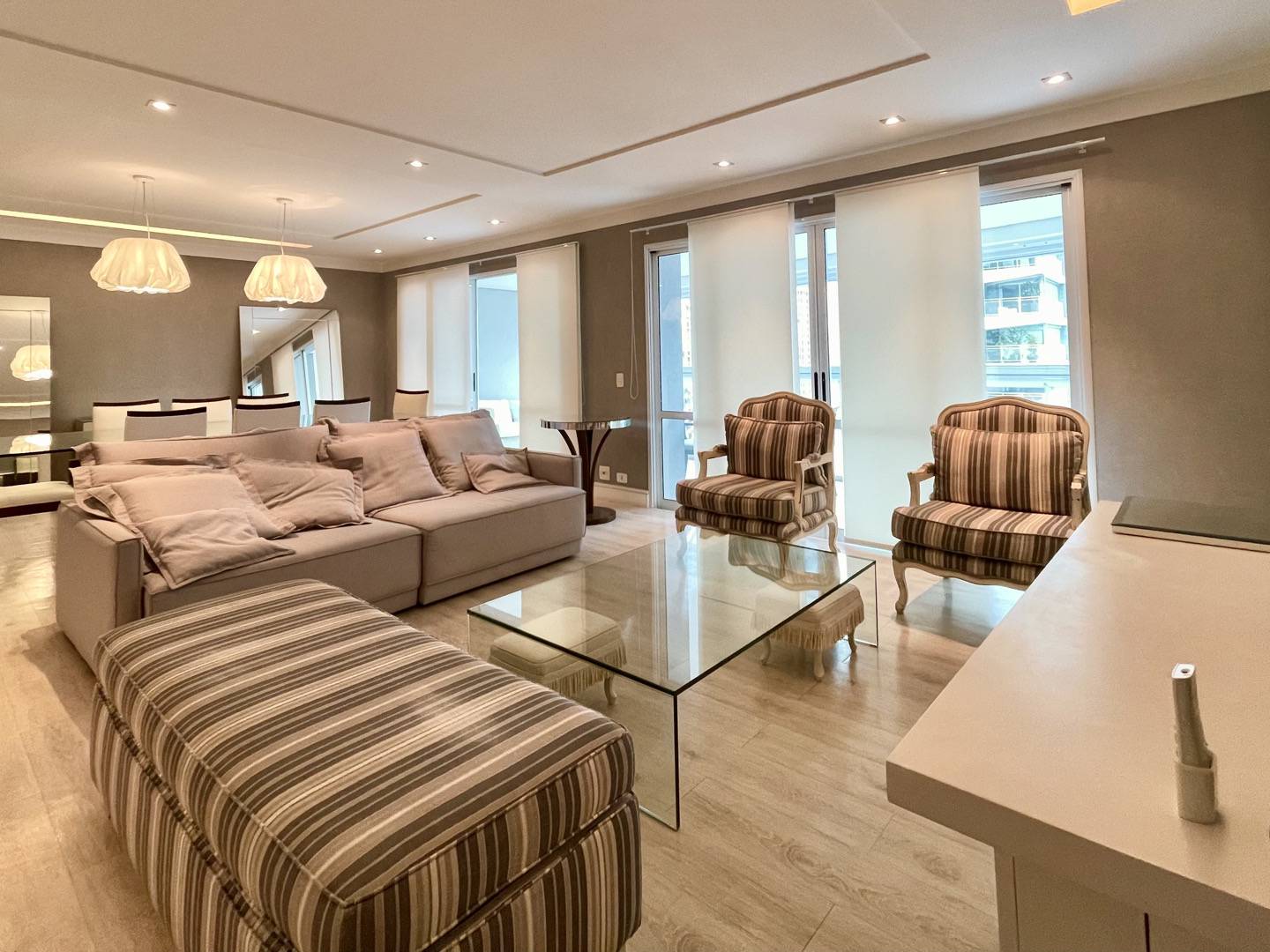 - Apartamento com 201 m², 4 quartos sendo 3 suítes para alugar no bairro Itaim Bibi.