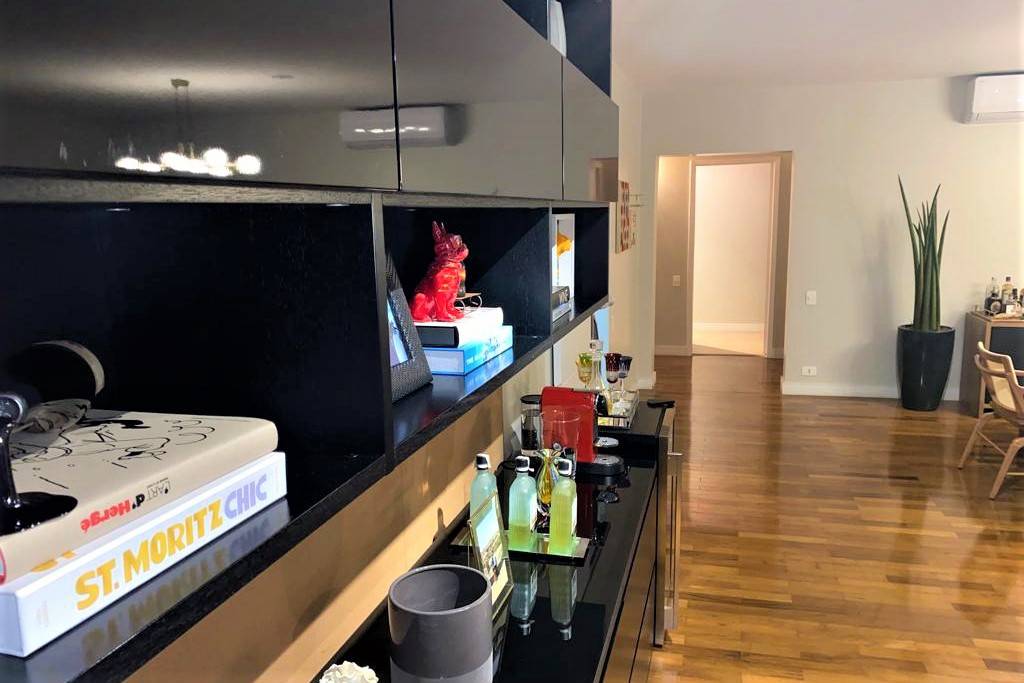 - Apartamento com 170m², 3 quartos sendo 1 suíte à venda no bairro Itaim Bibi.