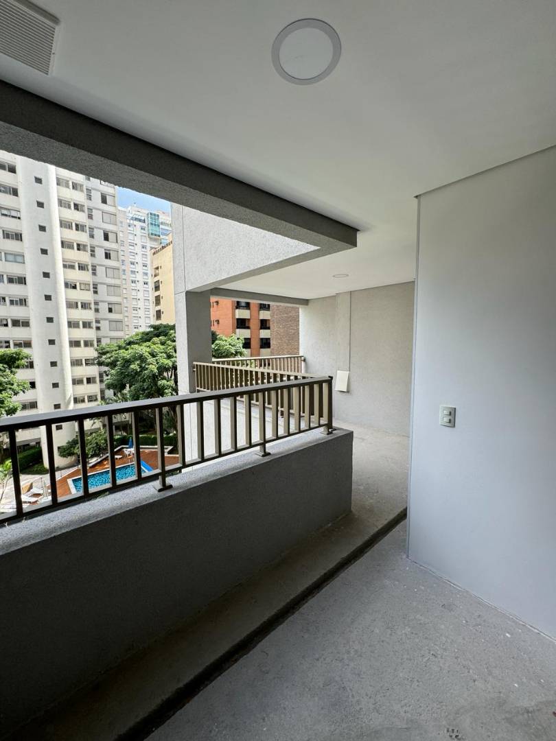 - Apartamento com 280 m², 3 quartos sendo 3 suítes à venda no bairro Moema.