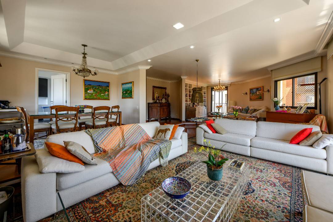 - Cobertura com 455 m², 4 quartos sendo 4 suítes à venda no bairro Cerqueira César.